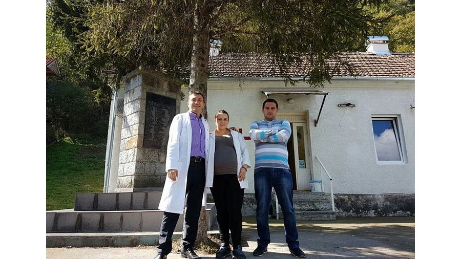Mr sci dr med Dejan V. Pavlović, babica Jelena Barbulović i predsednik Mesne zajednice Boljetin Danijel Dokić