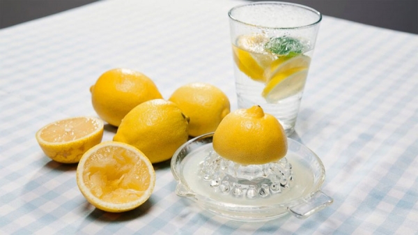 10 dobrih razloga za konzumiranje mlake vode sa limunom
