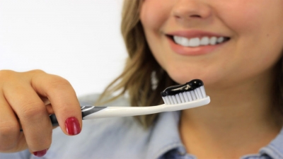 Zašto je aktivni ugalj dobar za izbeljivanje zuba